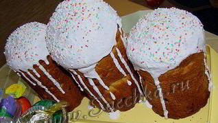 Пасхальный кулич с изюмом и глазурью