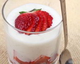 Пудинг из тапиоки с клубникой и фенхелем