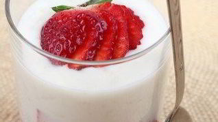 Пудинг из тапиоки с клубникой и фенхелем