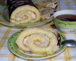 Рулет бисквитный с клубнично-сливочным суфле