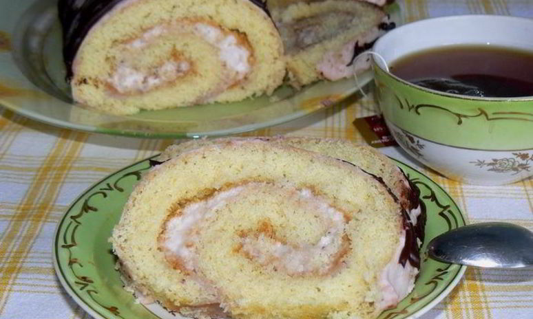 Рецепт рулета бисквитного с клубнично-сливочным суфле