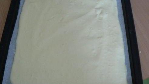 рулет бисквитный с клубнично-сливочным суфле