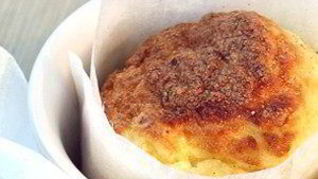 Сырное суфле с ветчиной в бумажном воротнике