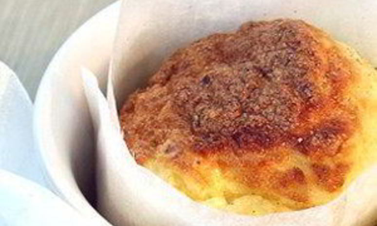 Рецепт сырного суфле с ветчиной в бумажном воротнике