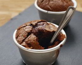 Теплое шоколадное суфле с фисташковым мороженым