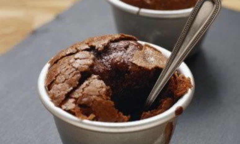Рецепт теплого шоколадного суфле с фисташковым мороженым