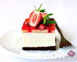 Торт-суфле с клубникой и бананами