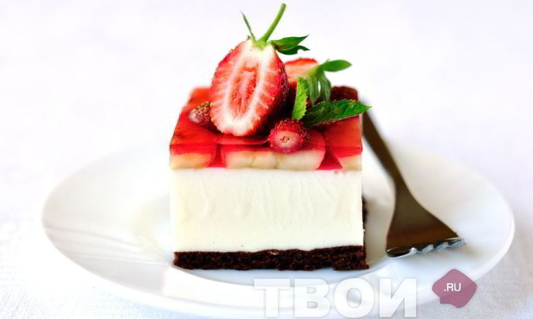 Рецепт торта-суфле с клубникой и бананами