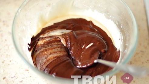 торт-суфле с клубникой и бананами