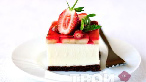 торт-суфле с клубникой и бананами