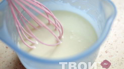 торт-суфле с клубникой и бананами