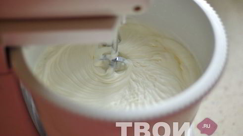 торт-суфле с клубникой и бананами