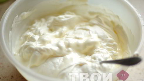 торт-суфле с клубникой и бананами