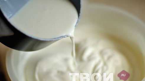 торт-суфле с клубникой и бананами