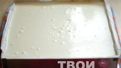 торт-суфле с клубникой и бананами