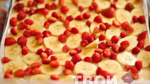 торт-суфле с клубникой и бананами