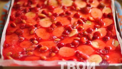 торт-суфле с клубникой и бананами