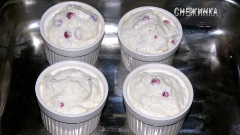 творожно-банановое суфле с брусникой