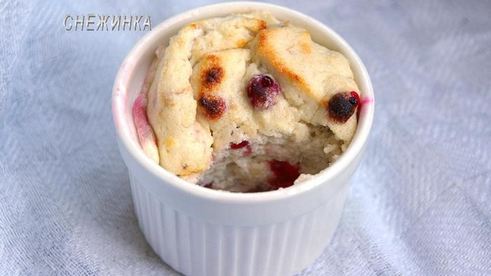 творожно-банановое суфле с брусникой