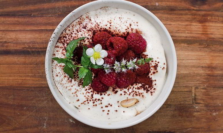 Рецепт быстрого тирамису с малиной и мятой