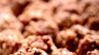 Трюфели с клюквой в крошке из грецкого ореха