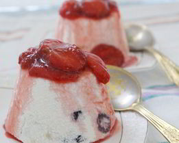 Творожный десерт с клубничным соусом