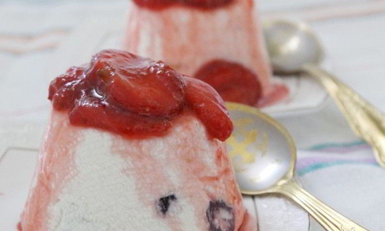 Рецепт творожного десерта с клубничным соусом