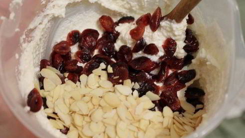 творожный десерт с клубничным соусом