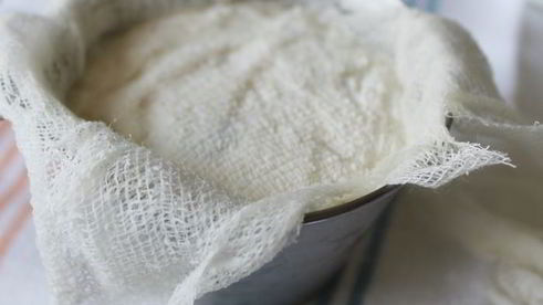 творожный десерт с клубничным соусом