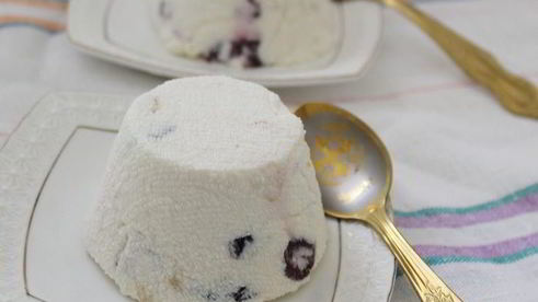 творожный десерт с клубничным соусом