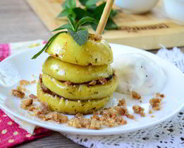 Яблочный крамбл с мороженым