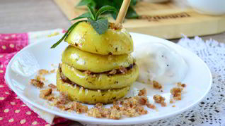 Яблочный крамбл с мороженым