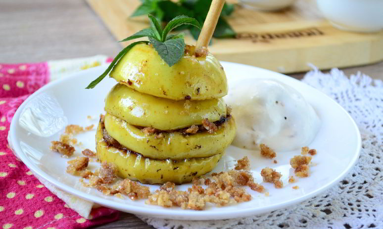 Рецепт яблочного крамбла с мороженым