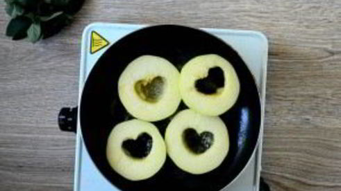 яблочный крамбл с мороженым