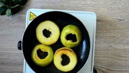 яблочный крамбл с мороженым