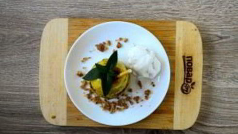 яблочный крамбл с мороженым