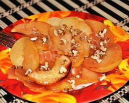 Запеченная айва с грецкими орехами