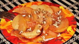 Запеченная айва с грецкими орехами