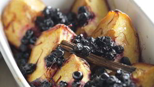 Запеченные персики с черникой