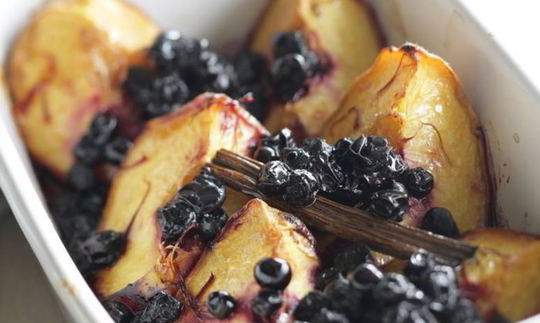 Рецепт запеченных персиков с черникой