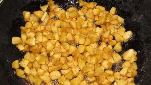 жареное молоко с карамелизированными яблоками