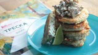 Картофельные драники с треской под грибным соусом