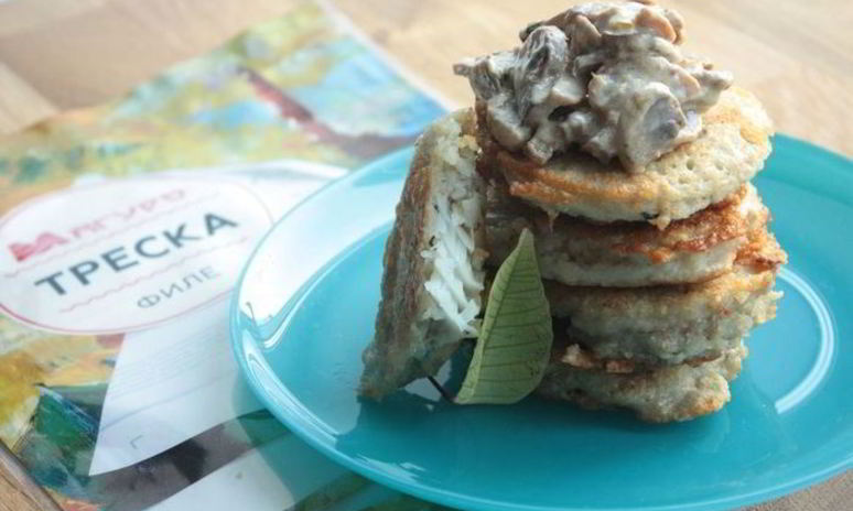 Рецепт картофельных драников с треской под грибным соусом