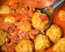 Диетические фрикадельки с фасолью в томатном соусе