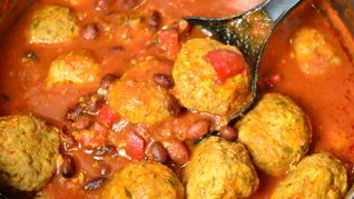 Диетические фрикадельки с фасолью в томатном соусе