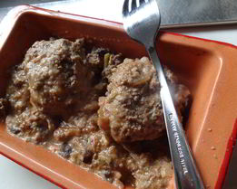 Фрикадели по-строгановски в яблочном сидре с грибами