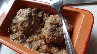 Фрикадели по-строгановски в яблочном сидре с грибами