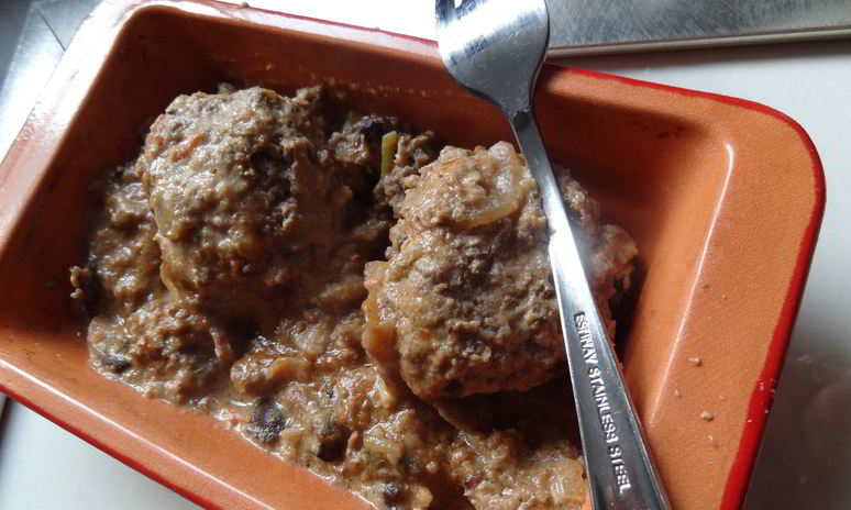 Рецепт фрикаделей по-строгановски в яблочном сидре с грибами