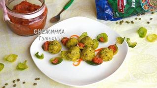 Фрикадельки из маша с банановым соусом в капустных лепестках