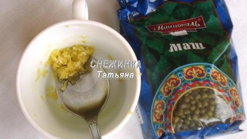 фрикадельки из маша с банановым соусом в капустных лепестках